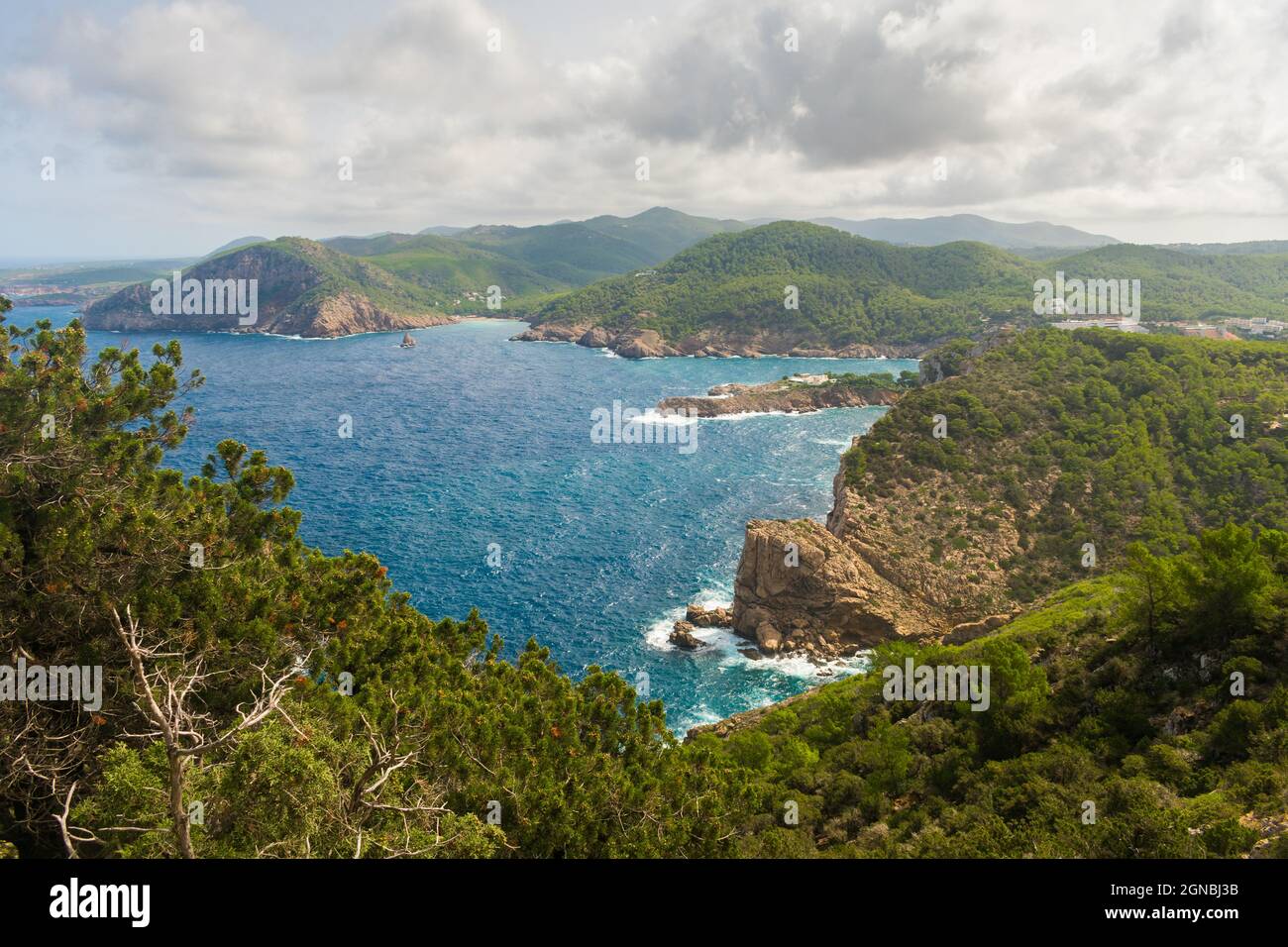 Vista panoramica sulla baia di San Michele e Benirras, Ibiza, Spagna Foto Stock