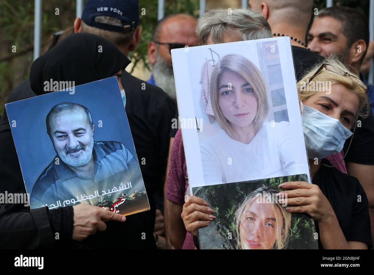 Beirut, Libano. 24 settembre 2021. I membri delle famiglie delle vittime della massiccia esplosione del porto di Beirut del 04 agosto 2020, si trovano fuori dalle porte·del Palazzo di Giustizia del Libano, durante una protesta per sostenere il giudice Tarek Bitar, che sta esaminando le indagini di esplosione. Un alto funzionario di sicurezza del gruppo islamista libanese sciita Hezbollah ha minacciato Bitar durante un incontro presso l'ufficio del giudice·. Diversi politici convocati da Bitar hanno anche presentato una richiesta legale di sospensione. Credit: Marwan Naamani/dpa/Alamy Live News Foto Stock