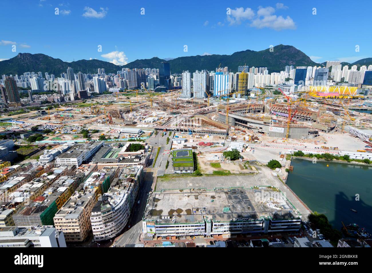 Vista della costruzione del Kai Tak Sports Park presso l'area di sviluppo di Kai Tak (啟德發展計劃), (ex sito dell'aeroporto di Hong Kong Kai Tak), nel settembre 2021 Foto Stock