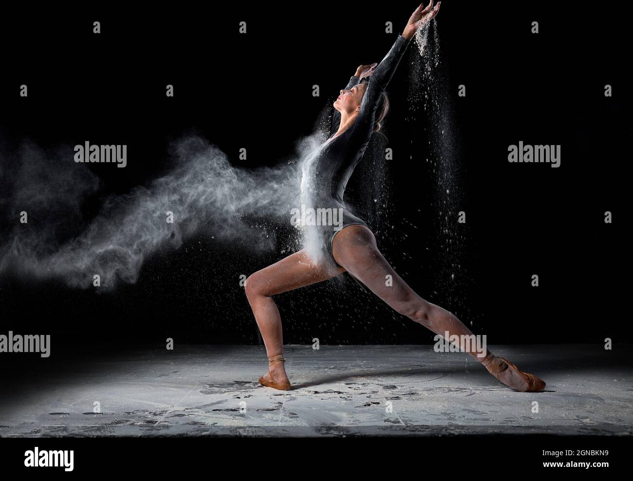 Ballare in farine concept. Ballerina caucasica ballerina donna in nebbia di  polvere. Ritratto di ballerina femminile in farina su nero isolato  backround, movimento di grazia Foto stock - Alamy