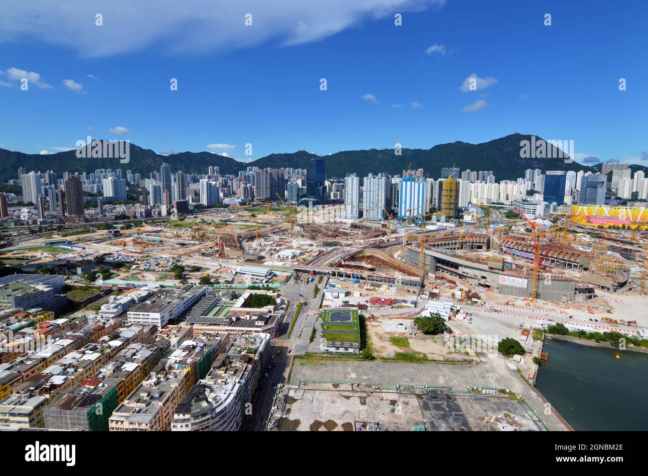 Vista del sito di costruzione dell'area di sviluppo di Kai Tak (啟德發展計劃), l'ex sito dell'aeroporto di Hong Kong Kai Tak, nel settembre 2021 Foto Stock