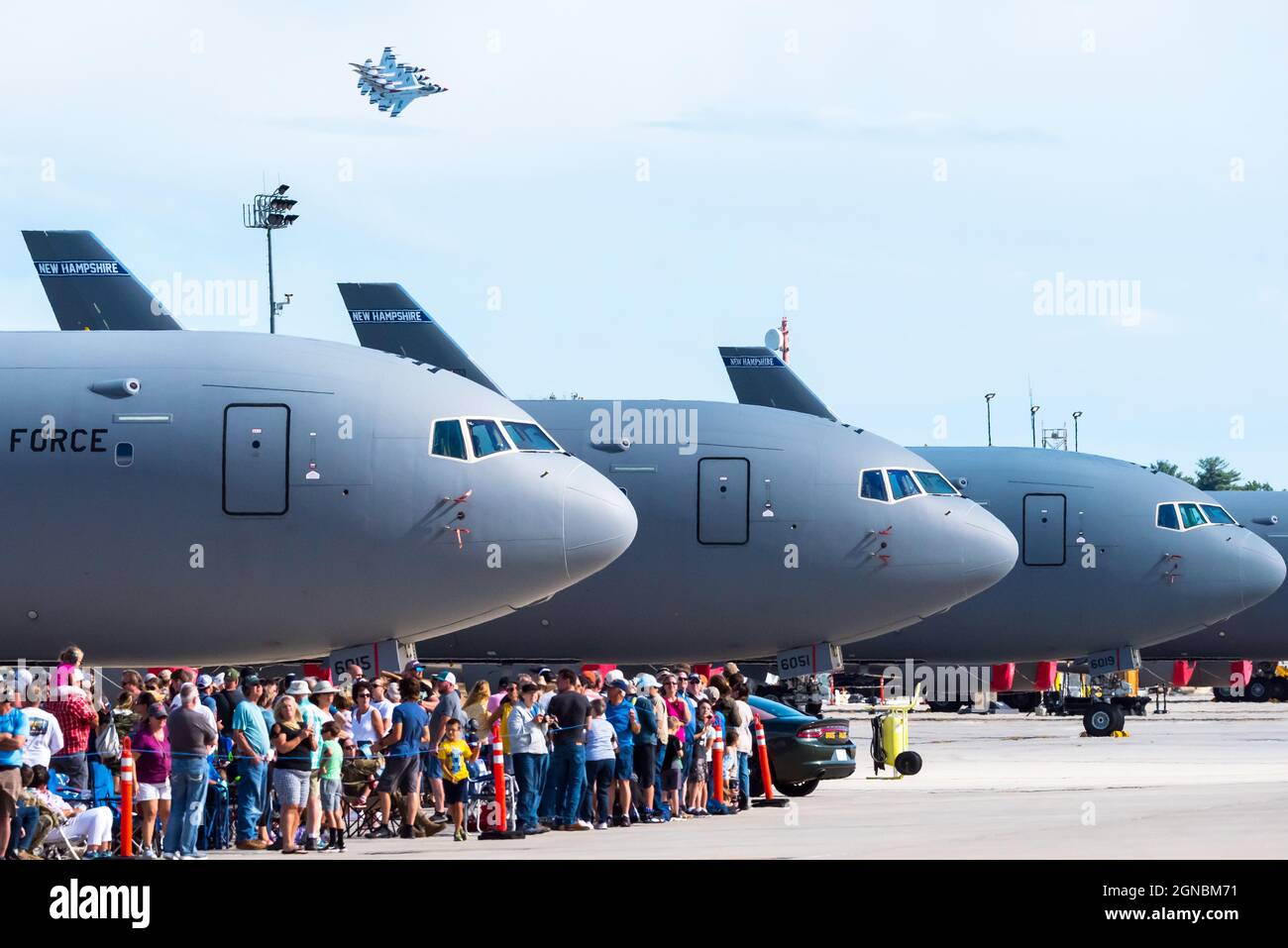 I Thunderbirds dell'aeronautica degli Stati Uniti durante il Thunder sopra il New Hampshire Air Show 10 settembre 2021 alla base della guardia nazionale dell'aria di Pease, New Hampshire. Foto Stock