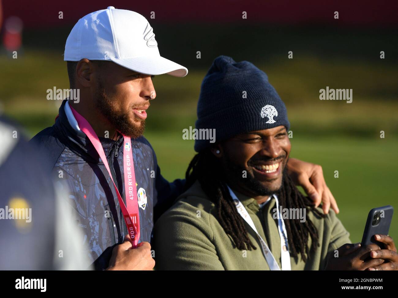 Steeph Curry dei Golden state Warriors si pone con un fan durante il giorno uno della 43a Ryder Cup a Whistling Straits, Wisconsin. Data foto: Venerdì 24 settembre 2021. Foto Stock