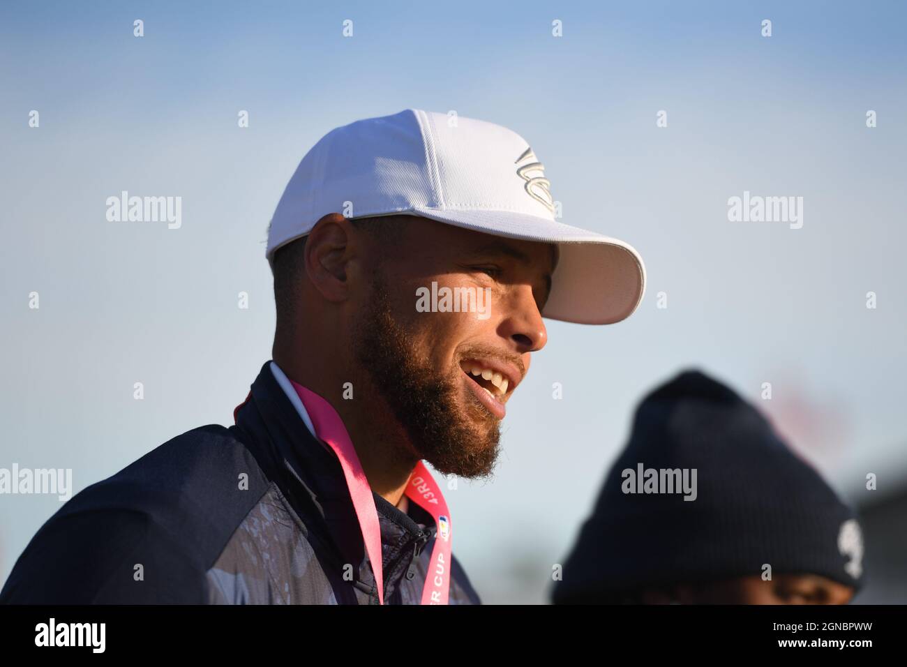 Steph Curry dei Golden state Warriors guarda l'azione durante il giorno uno della 43 Ryder Cup al fischietto Straits, Wisconsin. Data foto: Venerdì 24 settembre 2021. Foto Stock