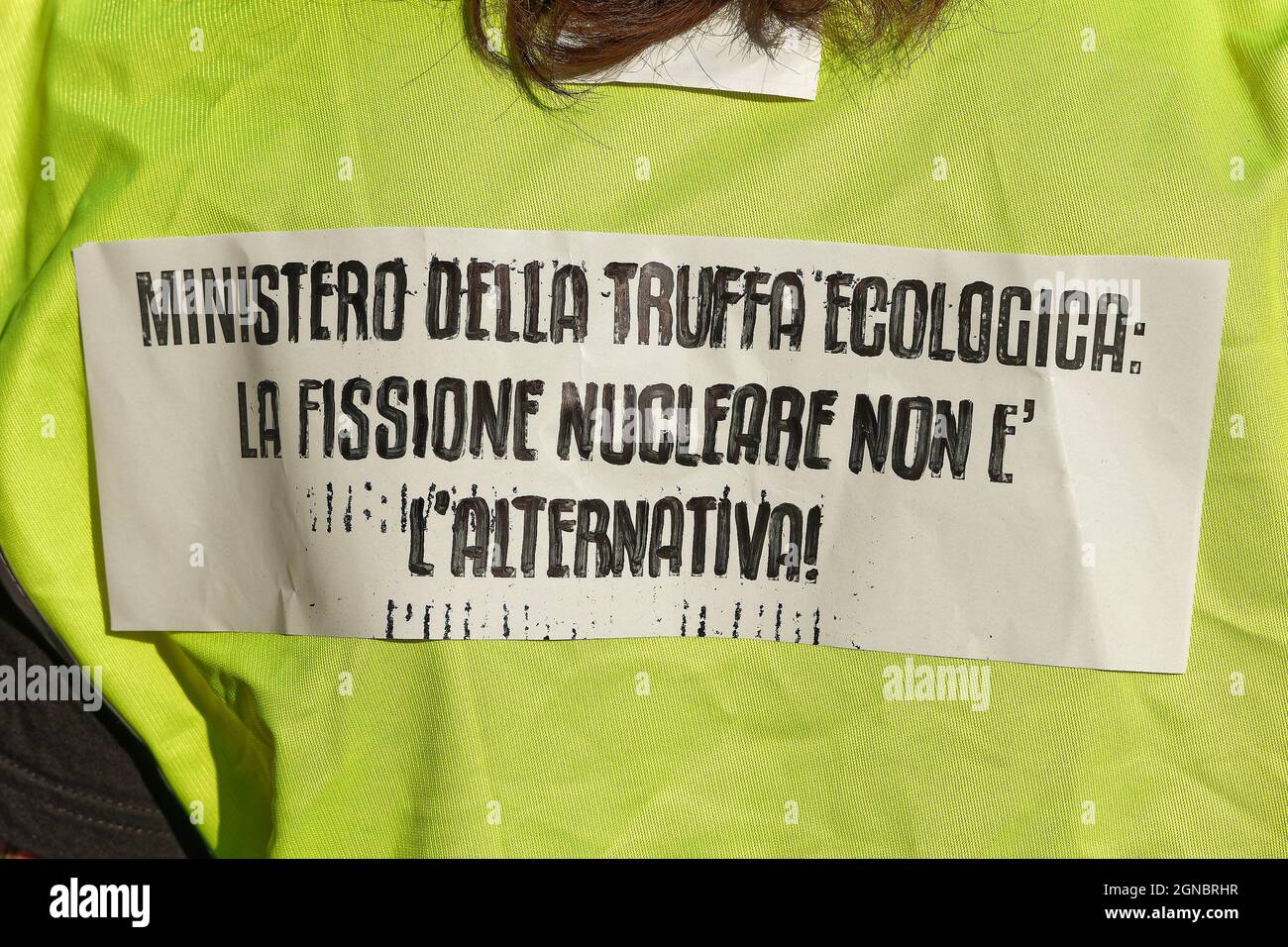 Torino, Italia. 24 settembre 2021. La gente si dimostra con una giacca contro la fissione nucleare durante lo Sciopero Globale sul clima, chiamato da venerdì per il futuro. Credit: MLBARIONA/Alamy Live News Foto Stock