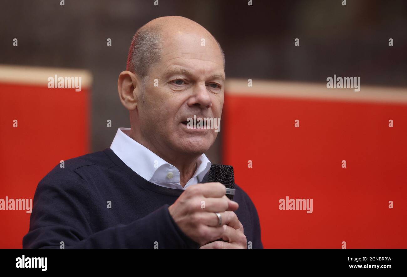 Munster, Germania. Settembre 24 2021: Evento finale nei futuri colloqui di Munster, OLAF Scholz, SPD, gesto Cancelliere federale, candidato Cancelliere, L'ultimo giorno della campagna elettorale si fermò a Munster e fu celebrata da 1000 spettatori. Primo: 24.09. Credit: dpa Picture Alliance/Alamy Live News Foto Stock