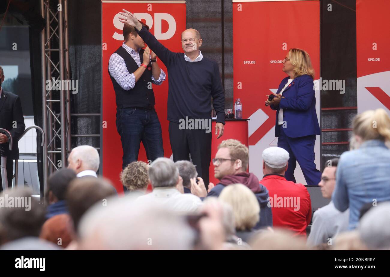 Munster, Germania. Settembre 24 2021: Evento finale nei futuri colloqui di Munster, OLAF Scholz, SPD, gesto Cancelliere federale, candidato Cancelliere, L'ultimo giorno della campagna elettorale si fermò a Munster e fu celebrata da 1000 spettatori. Primo: 24.09. Credit: dpa Picture Alliance/Alamy Live News Foto Stock