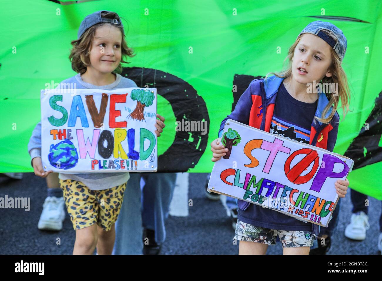 Westminster, Londra, Regno Unito. 24 settembre 2021. Gli attivisti di molti gruppi diversi partecipano allo sciopero climatico del Clobal, parte organizzata da Fridays for Future, in Piazza del Parlamento e nei dintorni di Westminster. Credit: Imagplotter/Alamy Live News Foto Stock