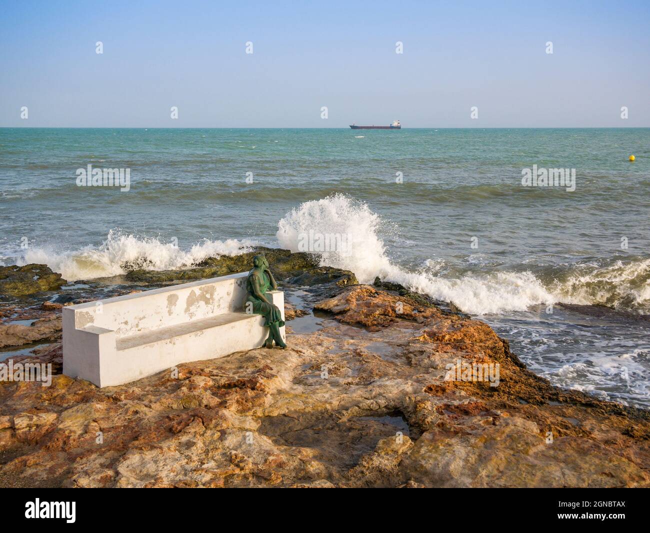 La statua di la Bella Lola (la bella lola) su un sedile sul lungomare di Torrevieja, Costa Blana, Spagna. Foto Stock