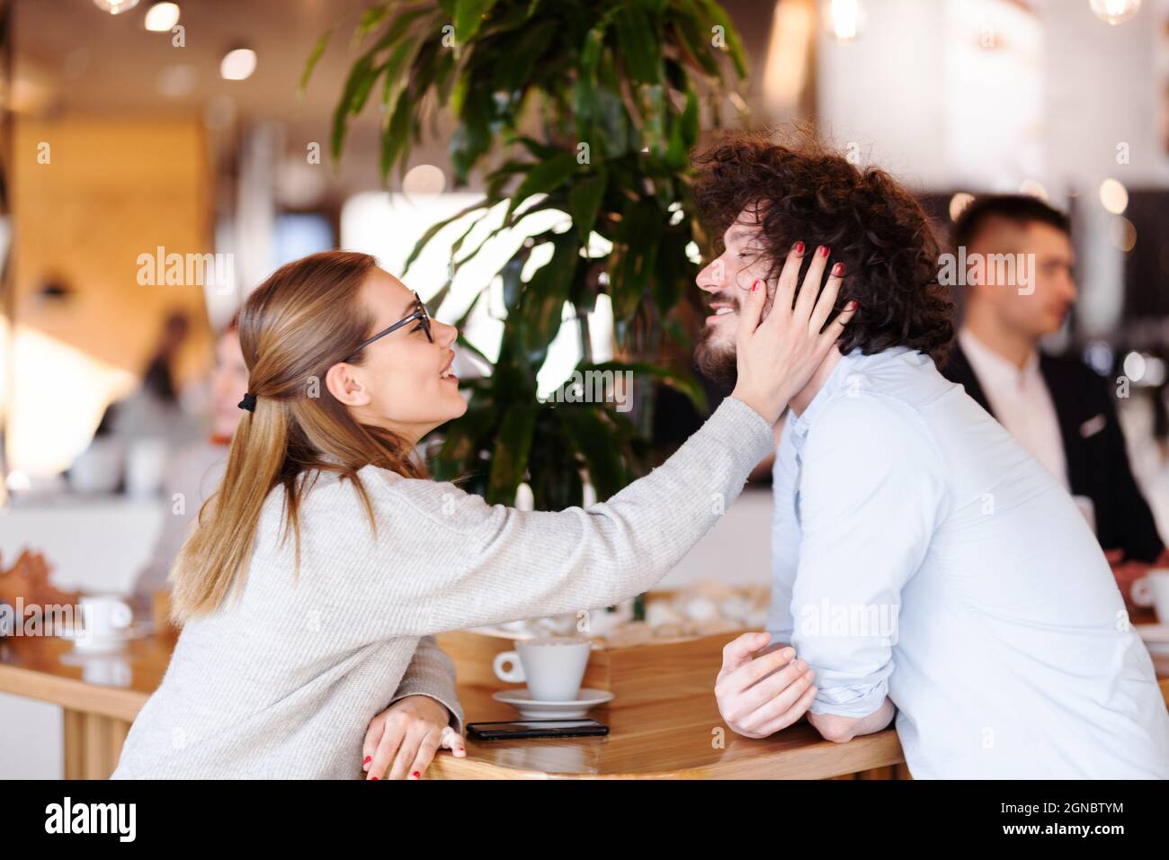 Persone in un bar caffetteria. Divertirsi. Conversazioni. Riunioni. Abbigliamento informale e formale. Foto Stock