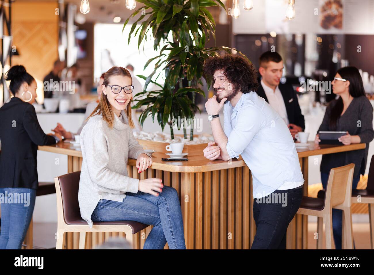 Persone in un bar caffetteria. Divertirsi. Conversazioni. Riunioni. Abbigliamento informale e formale. Foto Stock
