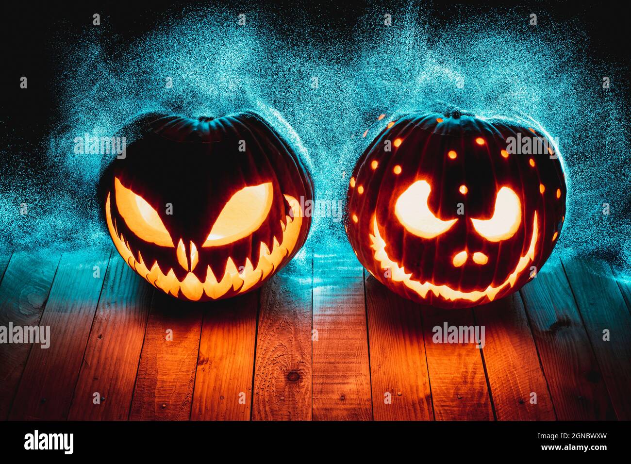 zucche di halloween su tavole di legno con luci led astratte sullo sfondo. Foto Stock