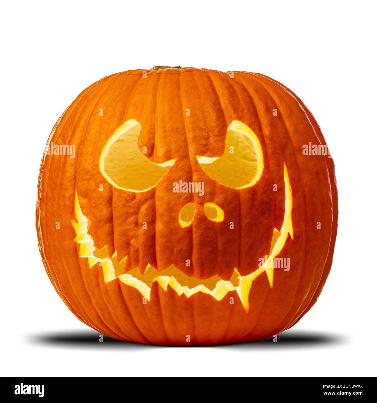 zucca di halloween intagliata con espressione minacciosa. Foto Stock