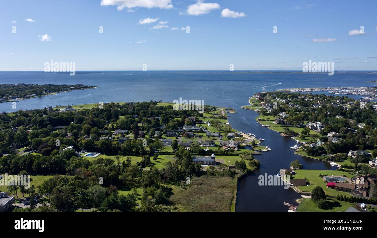 Paesaggio aereo girato su Bay Shore, Long Island, New York, gli Stati Uniti in una giornata di sole Foto Stock