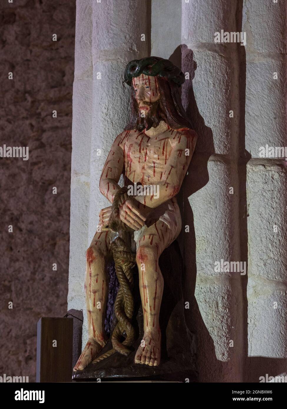 Statua di Gesù Cristo legato, sangue, Chiesa di Saint-Pierre-et-Saint-Paul de Langonnet, Bretagna, Francia. 15e siècle, 16e siècle Foto Stock