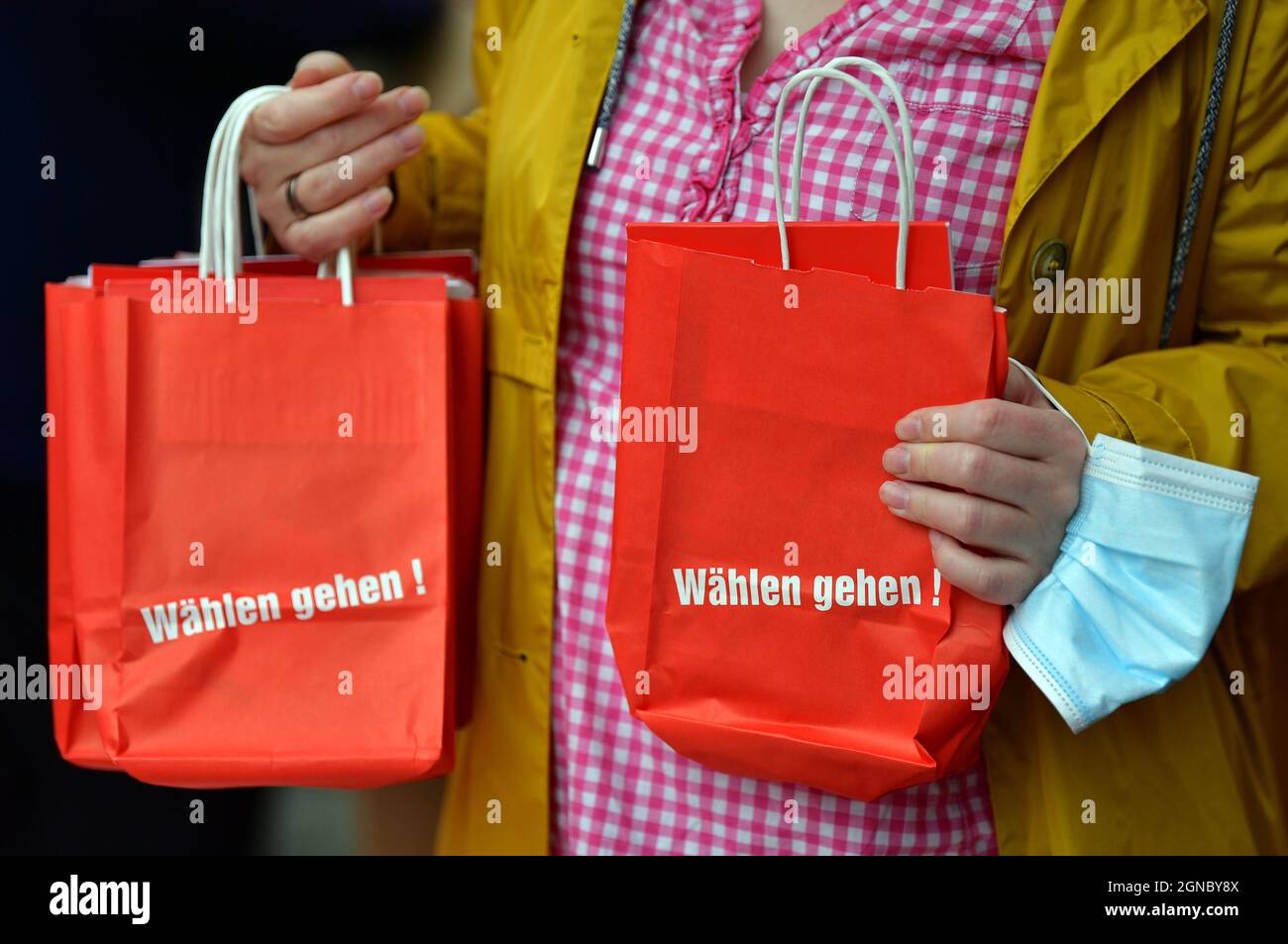Erfurt, Germania. 24 settembre 2021. "Vai a votare!" È scritto sulle borse distribuite da un aiutante alla chiusura della campagna di Die Linke Thüringen sulla rabbia di Erfurt. Le elezioni federali si svolgono il 26 settembre. Credit: Martin Schutt/dpa-Zentralbild/dpa/Alamy Live News Foto Stock