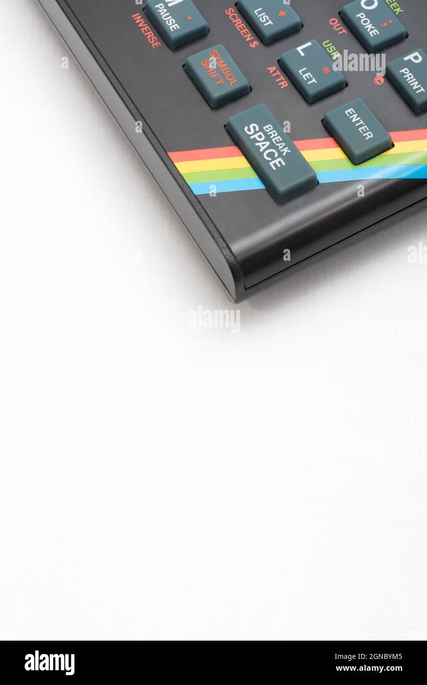 1982 spettro ZX Sinclair su sfondo bianco sporco. Computer per la casa a 8 bit antico/vintage con caratteristico flash arcobaleno. Ha ispirato una generazione. Foto Stock