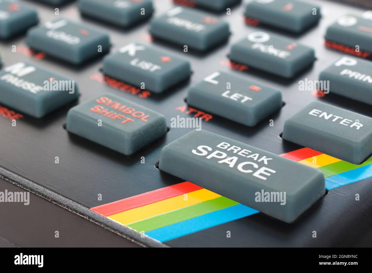 Primo piano della tastiera Sinclair ZX Spectrum. Mettere a fuoco sul lato sinistro del tasto di comando dello SPAZIO DI INTERRUZIONE di base. Computer domestico vintage a 8 bit degli anni '80 (vedere le note). Foto Stock