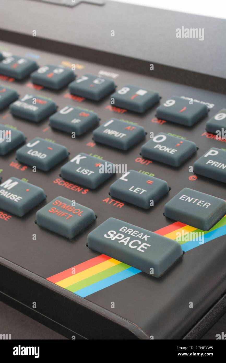 Primo piano della tastiera Sinclair ZX Spectrum. Mettere a fuoco sul tasto di comando spazio DI INTERRUZIONE di base. Computer domestico vintage a 8 bit degli anni '80 (vedere le note). Foto Stock