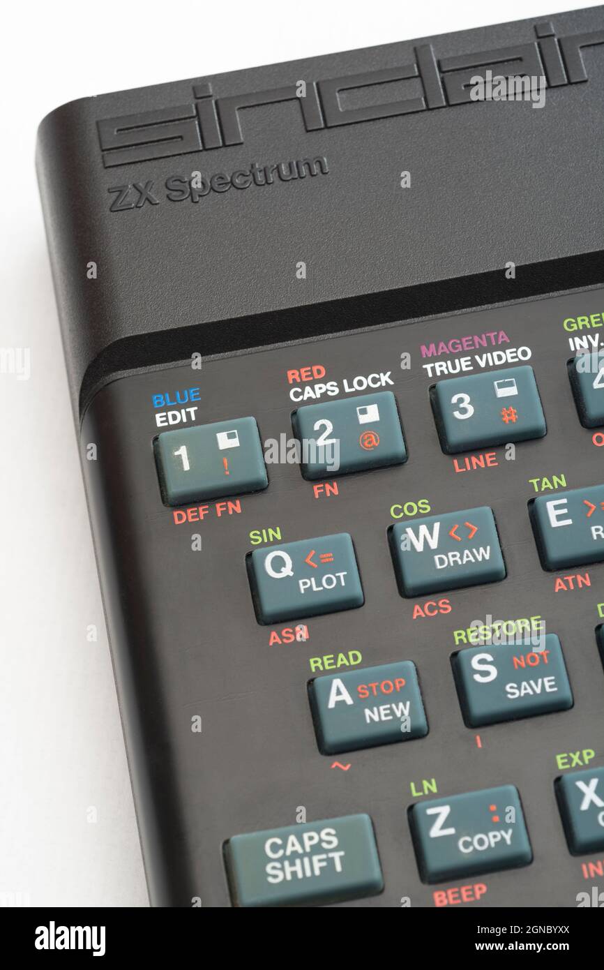 Primo piano della tastiera Sinclair ZX Spectrum. Focus sui tasti di comando di base a metà immagine. Computer domestico vintage a 8 bit degli anni '80 (vedere le note). Foto Stock