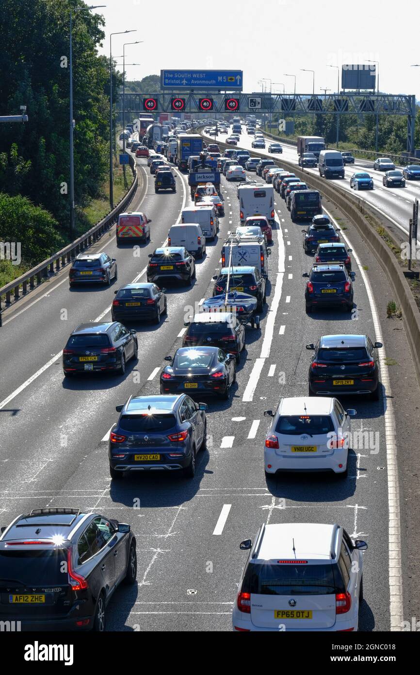 Bristol, Regno Unito. 24 settembre 2021. La prospettiva di un fine settimana soleggiato porta congestione sull'autostrada M5. Sono previste limitazioni di velocità sull'autostrada M5 a Filton a causa del volume di traffico che si dirige verso sud verso Devon e Cornovaglia. Autostrade Inghilterra segnalano velocità medie intorno a 20 MPH. Credit: JMF News/Alamy Live News Foto Stock