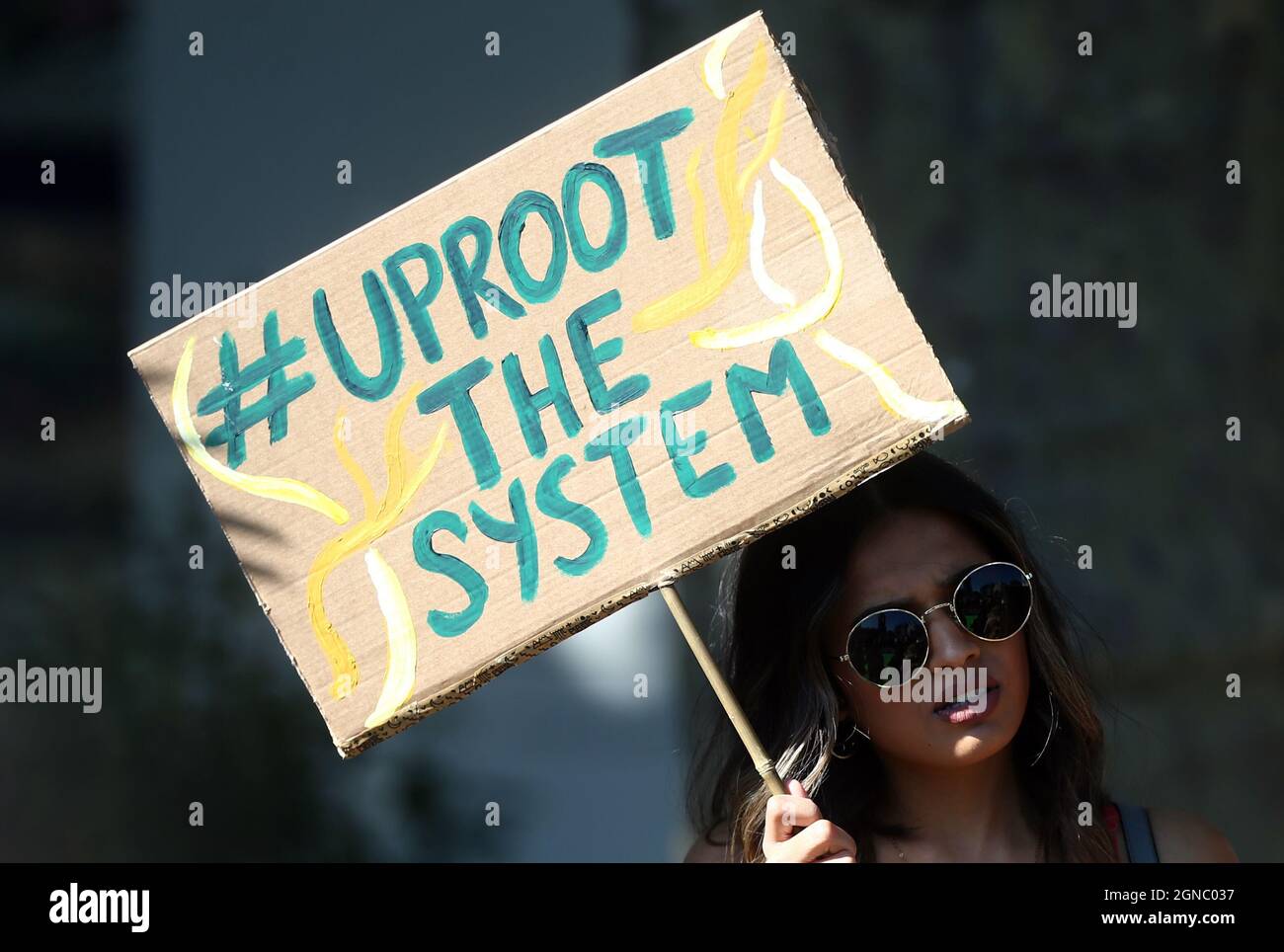 Londra, Inghilterra, Regno Unito. 24 settembre 2021. Gli studenti protestano contro il cambiamento climatico come parte della giornata di azione dello sciopero climatico globale al di fuori del Parlamento britannico. (Credit Image: © Tayfun Salci/ZUMA Press Wire) Foto Stock