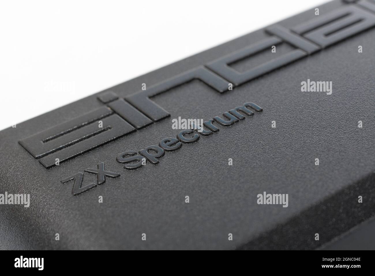 Immagine ravvicinata del logo in rilievo Sinclair ZX Spectrum sulla custodia nera. Computer domestico vintage a 8 bit degli anni '80 che ha ispirato una generazione di programmatori. Foto Stock