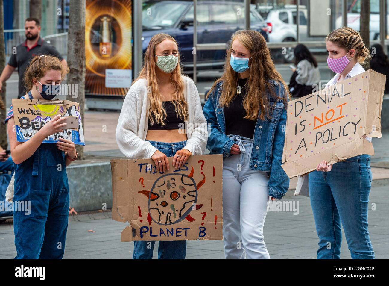 Cork, Irlanda. 24 settembre 2021. Venerdì per il futuro ha tenuto oggi uno sciopero climatico globale sulla Grand Parade a Cork, chiedendo giustizia climatica in Irlanda e in tutto il mondo. La maggior parte dei manifestanti ha tenuto cartelli e cartelli. Credit: AG News/Alamy Live News Foto Stock