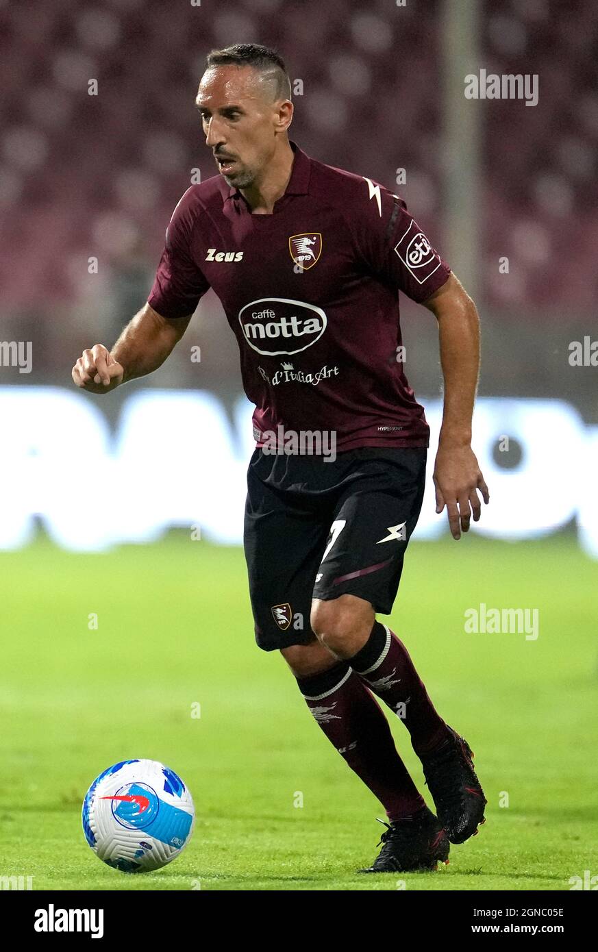 SALERNO, ITALIA - SETTEMBRE 18: Frank Ribery della US Salernitana in azione, durante la Serie A match tra US Salernitana e Atalanta BC allo Stadio Arechi il 18 Settembre 2021 a Salerno, Italia. (Foto tramite MB Media) Foto Stock