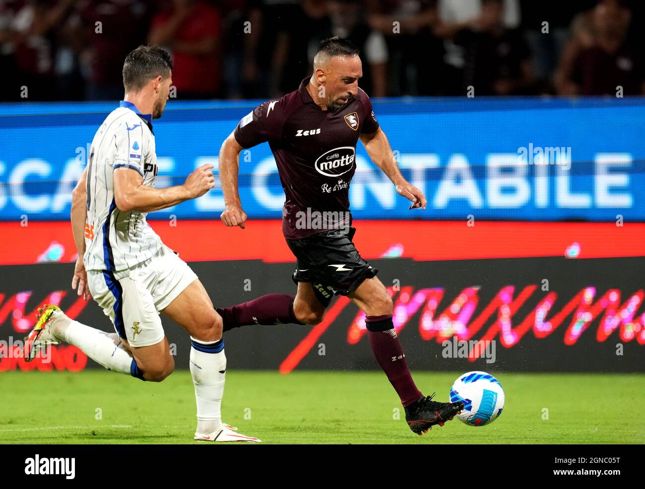 SALERNO, ITALIA - SETTEMBRE 18: Frank Ribery degli Stati Uniti Salernitana compete per la palla con Remo Freuler di Atalanta BC, durante la Serie A match tra US Salernitana e Genova CFC allo Stadio Arechi il 18 Settembre 2021 a Salerno, Italia. (Foto tramite MB Media) Foto Stock