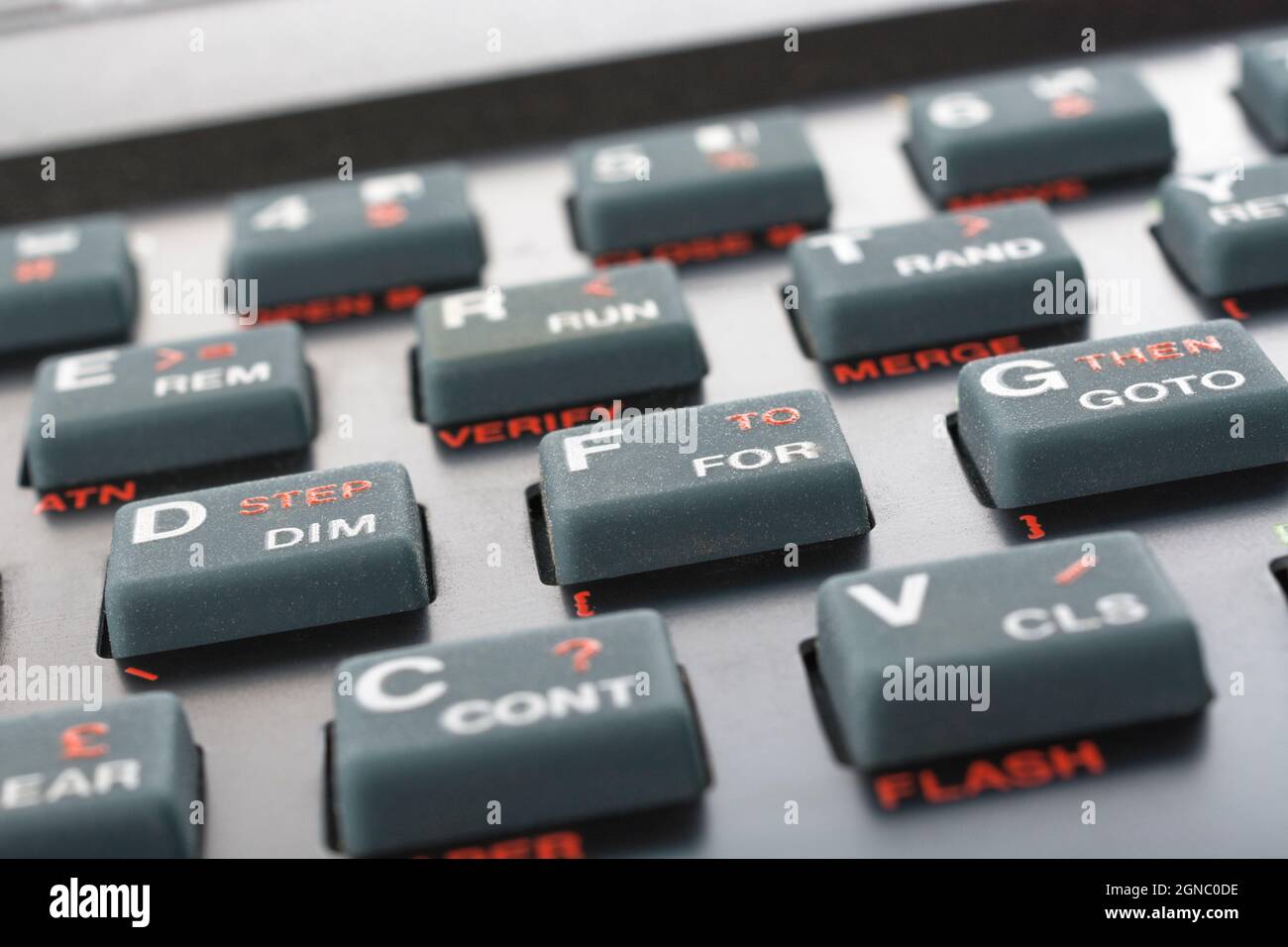 Tastiera Sinclair ZX Spectrum. Concentrarsi sui tasti di comando DIM di base / FOR / GOTO. Computer domestico vintage a 8 bit degli anni '80 (vedere le note). Foto Stock