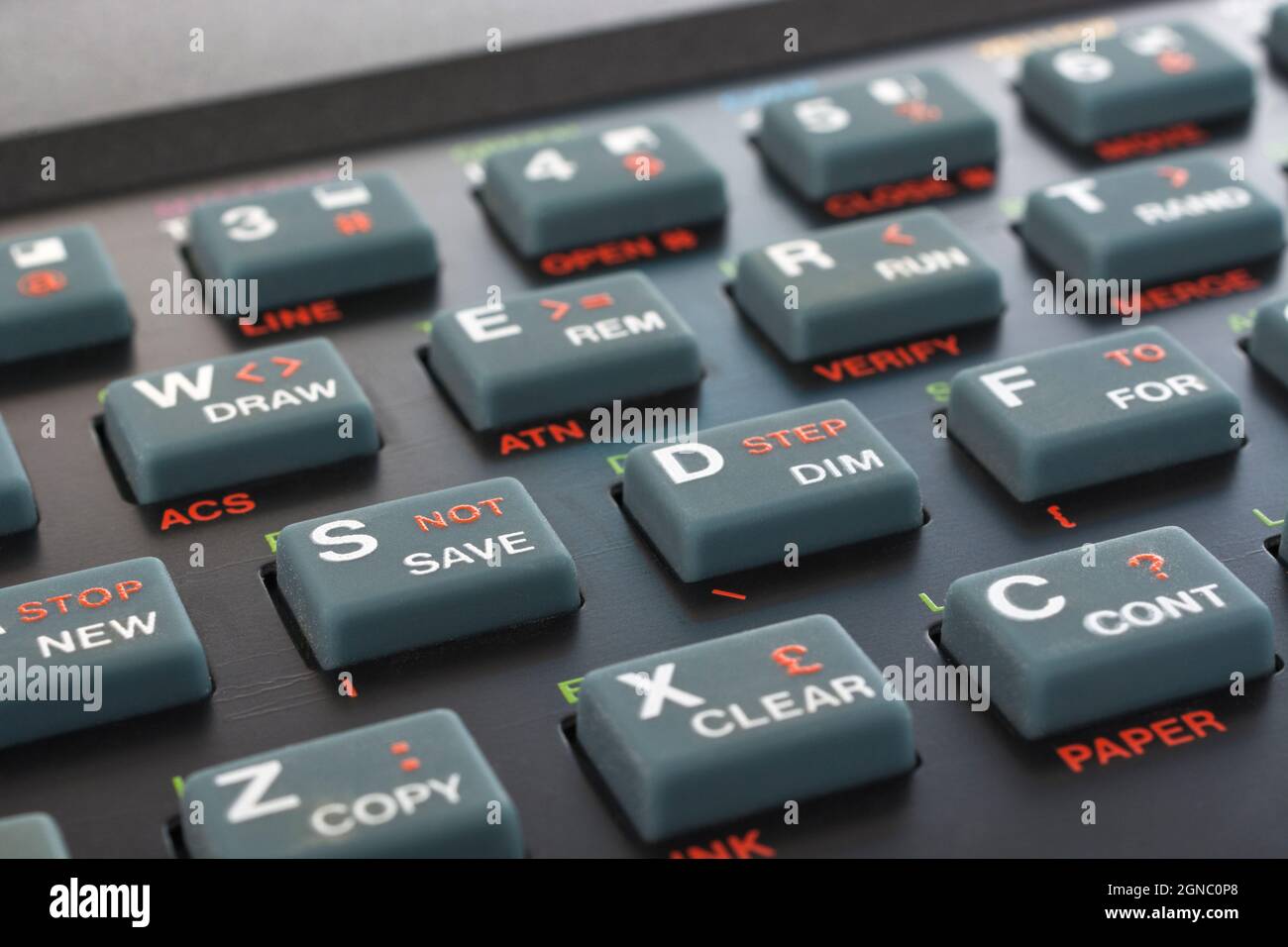 Primo piano della tastiera Sinclair ZX Spectrum. Concentrarsi sul tasto di comando del PROGRAMMA DI SALVATAGGIO di base. Computer domestico vintage a 8 bit degli anni '80 (vedere le note). Foto Stock