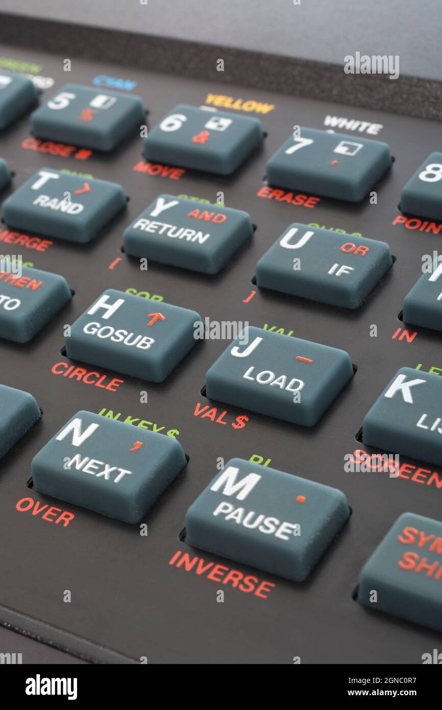 Primo piano della tastiera Sinclair ZX Spectrum. Concentrarsi sul tasto di comando di base DEL PROGRAMMA DI CARICAMENTO. Computer domestico vintage a 8 bit degli anni '80 (vedere le note). Foto Stock
