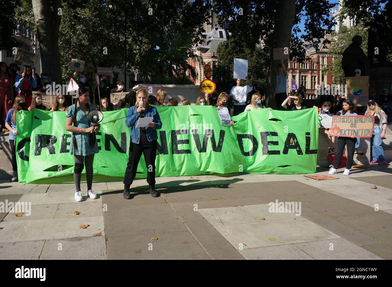 Londra, Regno Unito il 24 settembre 2021: Londra, Regno Unito il 24 settembre 2021: Centinaia di giovani protestano per il cambiamento climatico globale, Piazza del Parlamento, Londra, Regno Unito il 23 settembre 2021. Credit: Picture Capital/Alamy Live News Foto Stock