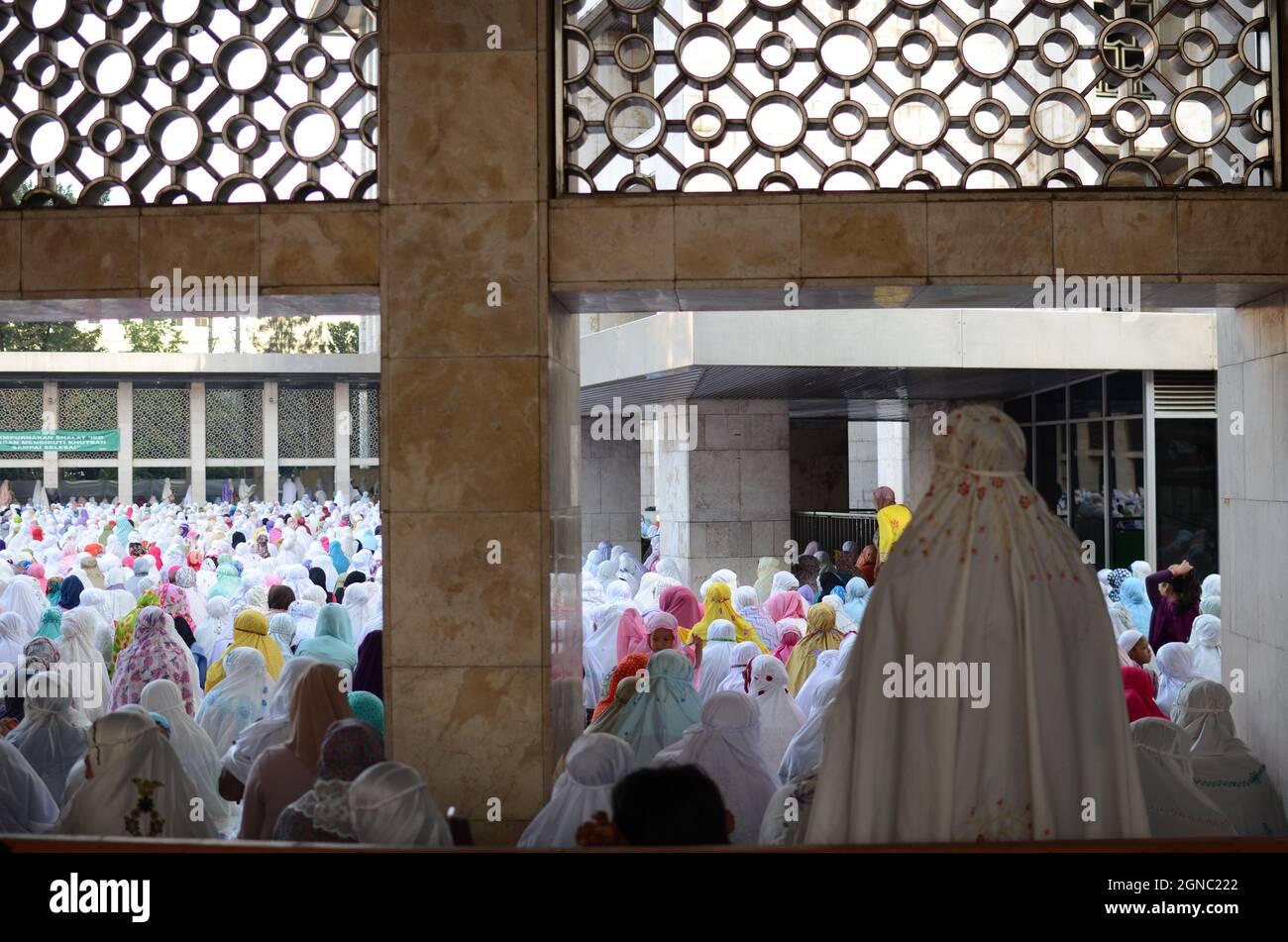 Preghiera EID-al-Fir alla moschea Istiqlal di Jakarta, Indonesia Foto Stock