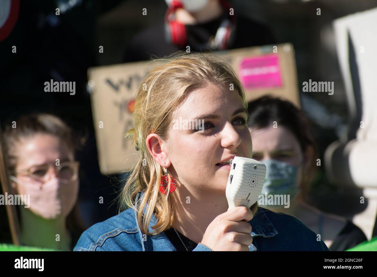 Londra, Regno Unito il 24 settembre 2021: Londra, Regno Unito il 24 settembre 2021: Centinaia di giovani protestano per il cambiamento climatico globale, Piazza del Parlamento, Londra, Regno Unito il 23 settembre 2021. Credit: Picture Capital/Alamy Live News Foto Stock