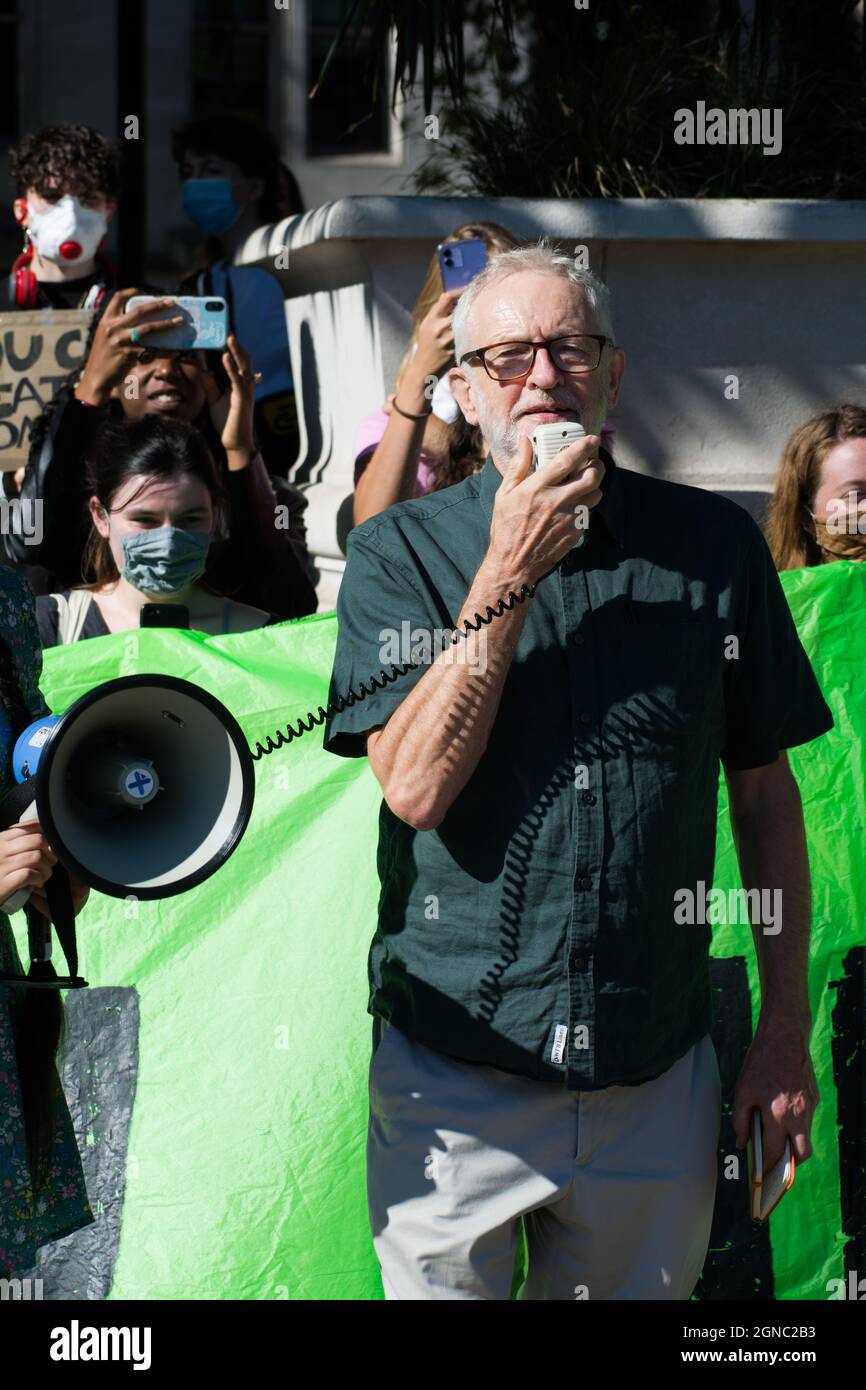 Londra, Regno Unito il 24 settembre 2021: Relatore Jeremy Corbyn alla piazza del Parlamento, Londra, Regno Unito il 23 settembre 2021. Credit: Picture Capital/Alamy Live News Foto Stock