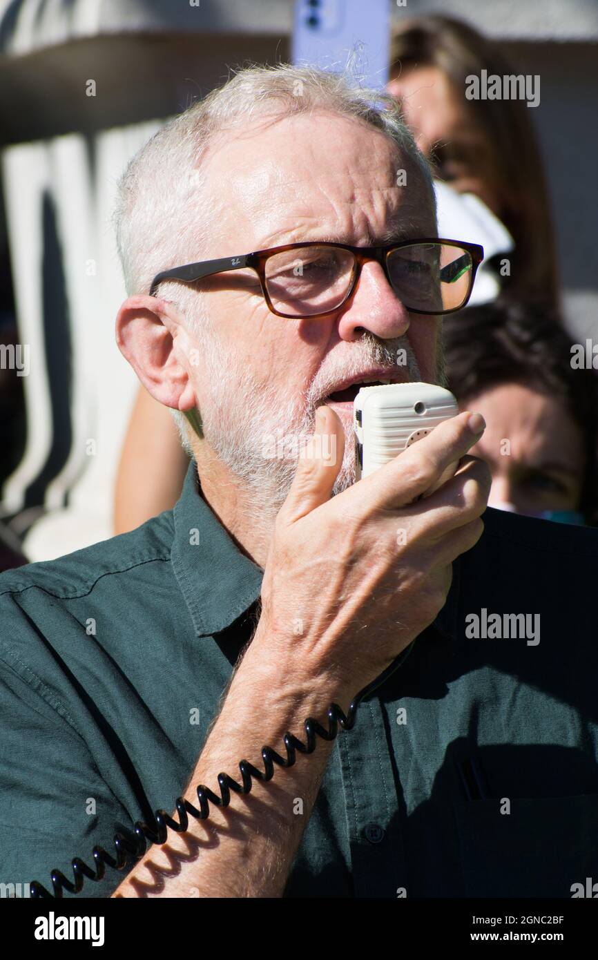 Londra, Regno Unito il 24 settembre 2021: Relatore Jeremy Corbyn alla piazza del Parlamento, Londra, Regno Unito il 23 settembre 2021. Credit: Picture Capital/Alamy Live News Foto Stock