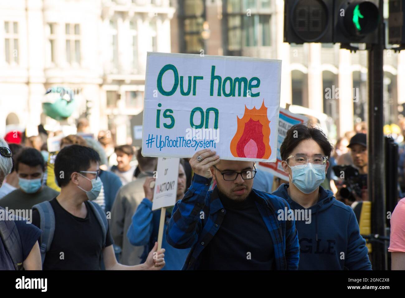 Londra, Regno Unito il 24 settembre 2021: Centinaia di giovani protestano per il cambiamento climatico globale, Piazza del Parlamento, Londra, Regno Unito il 23 settembre 2021. Credit: Picture Capital/Alamy Live News Foto Stock