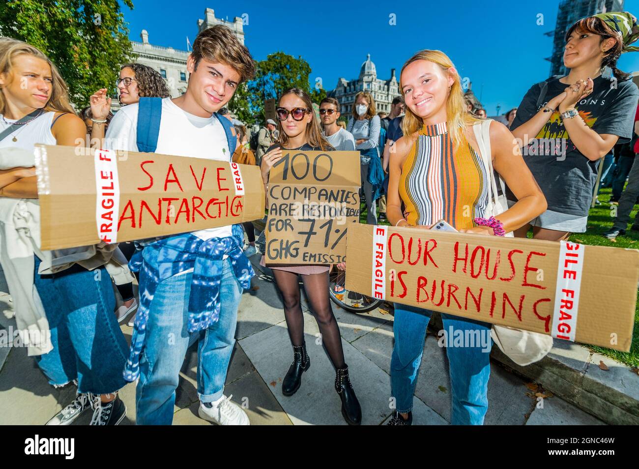 Londra, Regno Unito. 24 settembre 2021. I giovani si uniscono a nonni e architetti per uno sciopero della Scuola Globale della Rebellion di estinzione in Piazza del Parlamento. Credit: Guy Bell/Alamy Live News Foto Stock