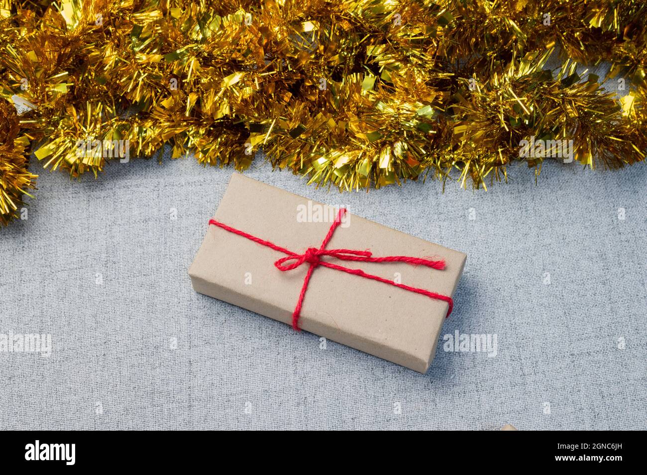 Scatola regalo, scatola regalo di nuovo anno, scatola regalo di Natale, spazio di copia. Natale, anno di nascita, concetto di compleanno. Foto Stock