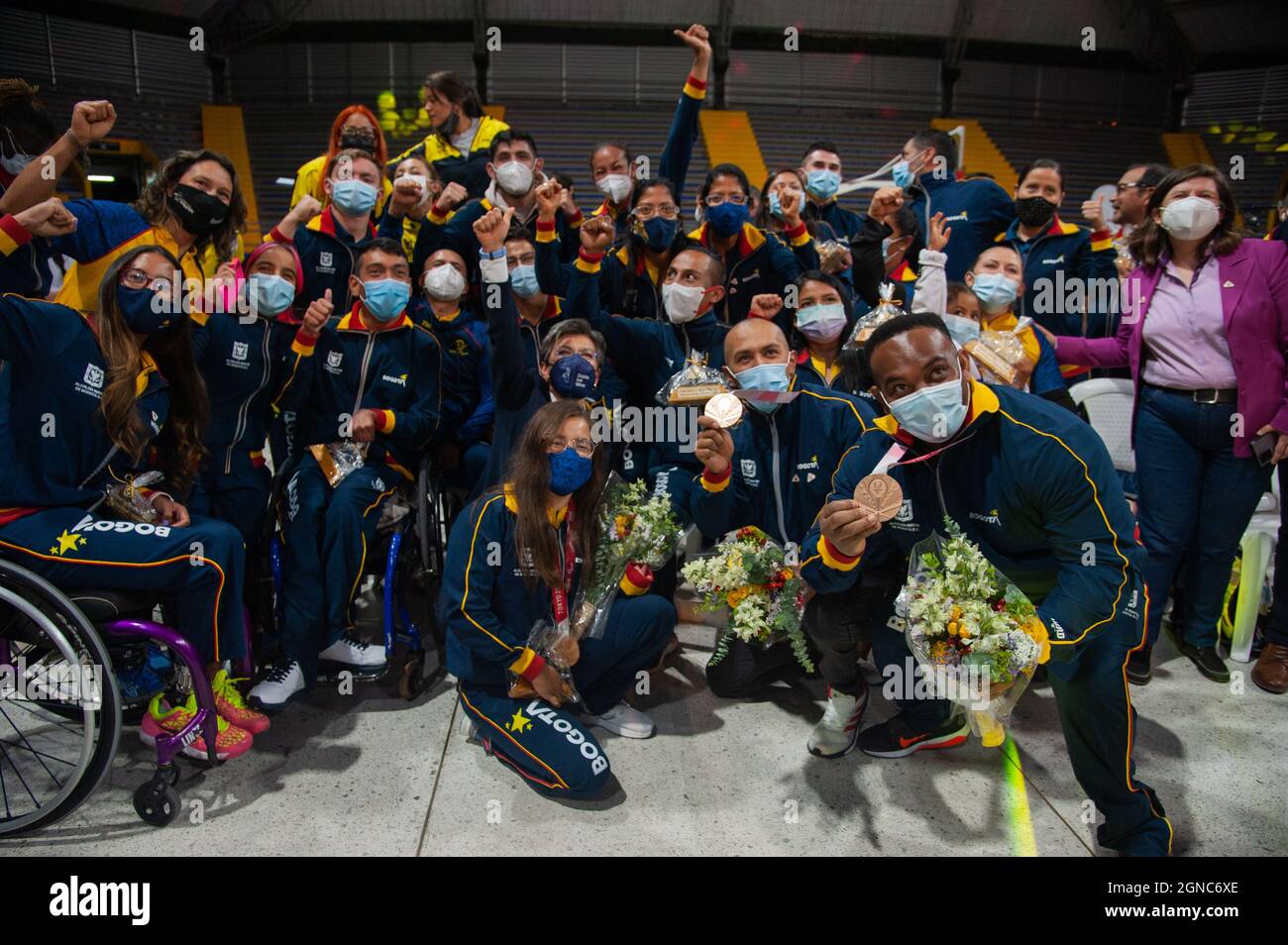 Gli atleti Paralimpici posano per una foto durante un evento di benvenuto agli atleti Paralimpici colombiani che hanno partecipato alla Paralimpica di Tokyo 2020+1, in Foto Stock