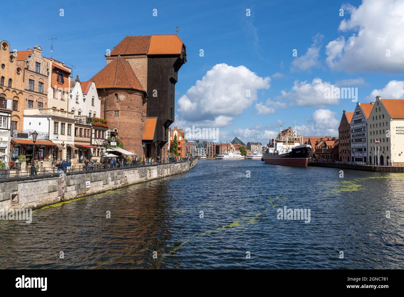 Danzig, Polonia - 2 settembre 2021: Vista sul lungomare del fiume Motlawa nella storica città vecchia di Danzica Foto Stock