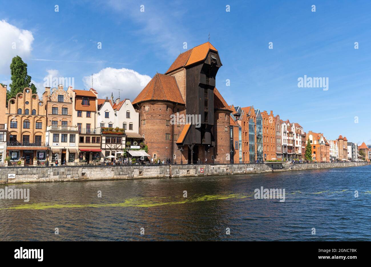 Danzig, Polonia - 2 settembre 2021: Vista sul lungomare del fiume Motlawa nella storica città vecchia di Danzica Foto Stock