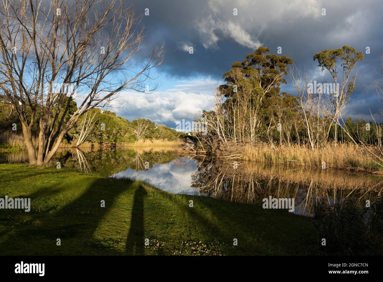 Nuvole che si raccolgono sopra il fiume Klein, montagne e acque calme e pianeggianti. Foto Stock