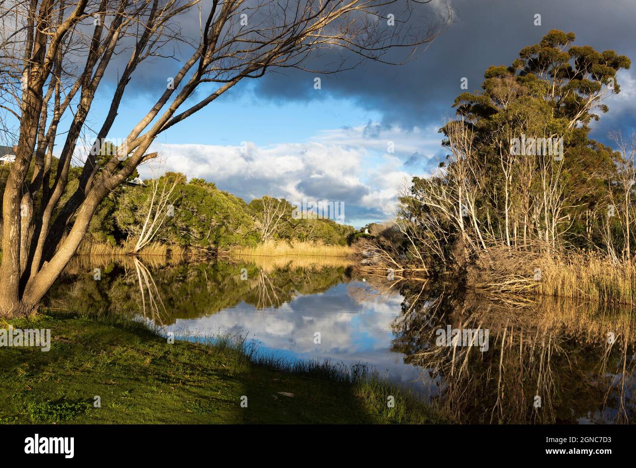 Nuvole che si raccolgono sopra il fiume Klein, montagne e acque calme e pianeggianti. Foto Stock
