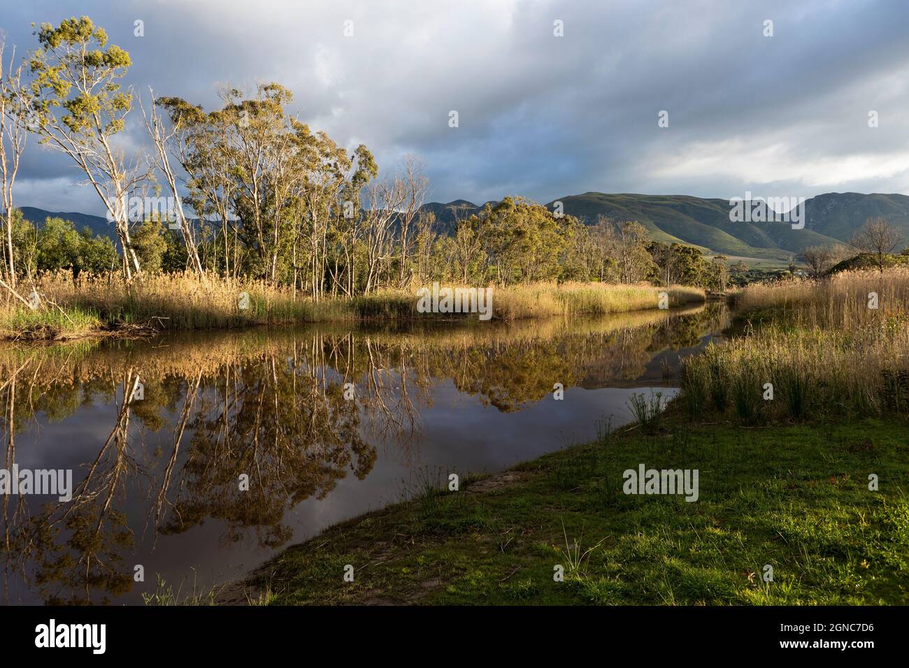Nuvole che si raccolgono sopra il fiume Klein, montagne e acque calme e pianeggianti. Foto Stock