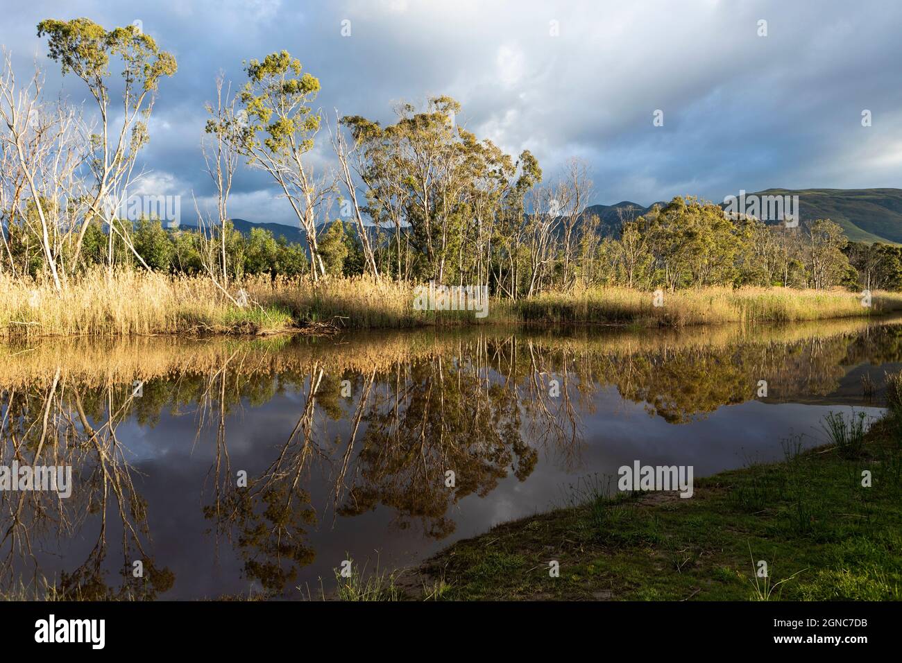 Nuvole che si raccolgono sopra il fiume Klein, montagne e acque calme e pianeggianti. Foto Stock