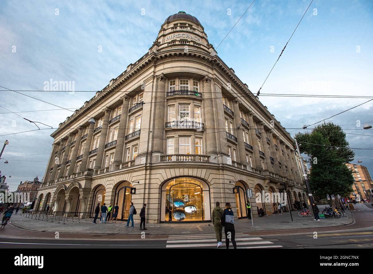 Amsterdam, Paesi Bassi. 24 settembre 2021. Apple Store, Leidseplein, Amsterdam, Paesi Bassi. Venerdì 24 settembre, 2021. Gli acquirenti al mattino presto al negozio principale 'Apples' di Amsterdam, arrivano presto prima dell'apertura dei negozi, per effettuare i loro ordini per Apples nuovo 'iPhone 13 Series' mobile, sul suo lancio ufficiale mondiale.: Ordina oggi e colleziona domani. Credit: Charles M Vella/SOPA Images/Alamy Live News Foto Stock