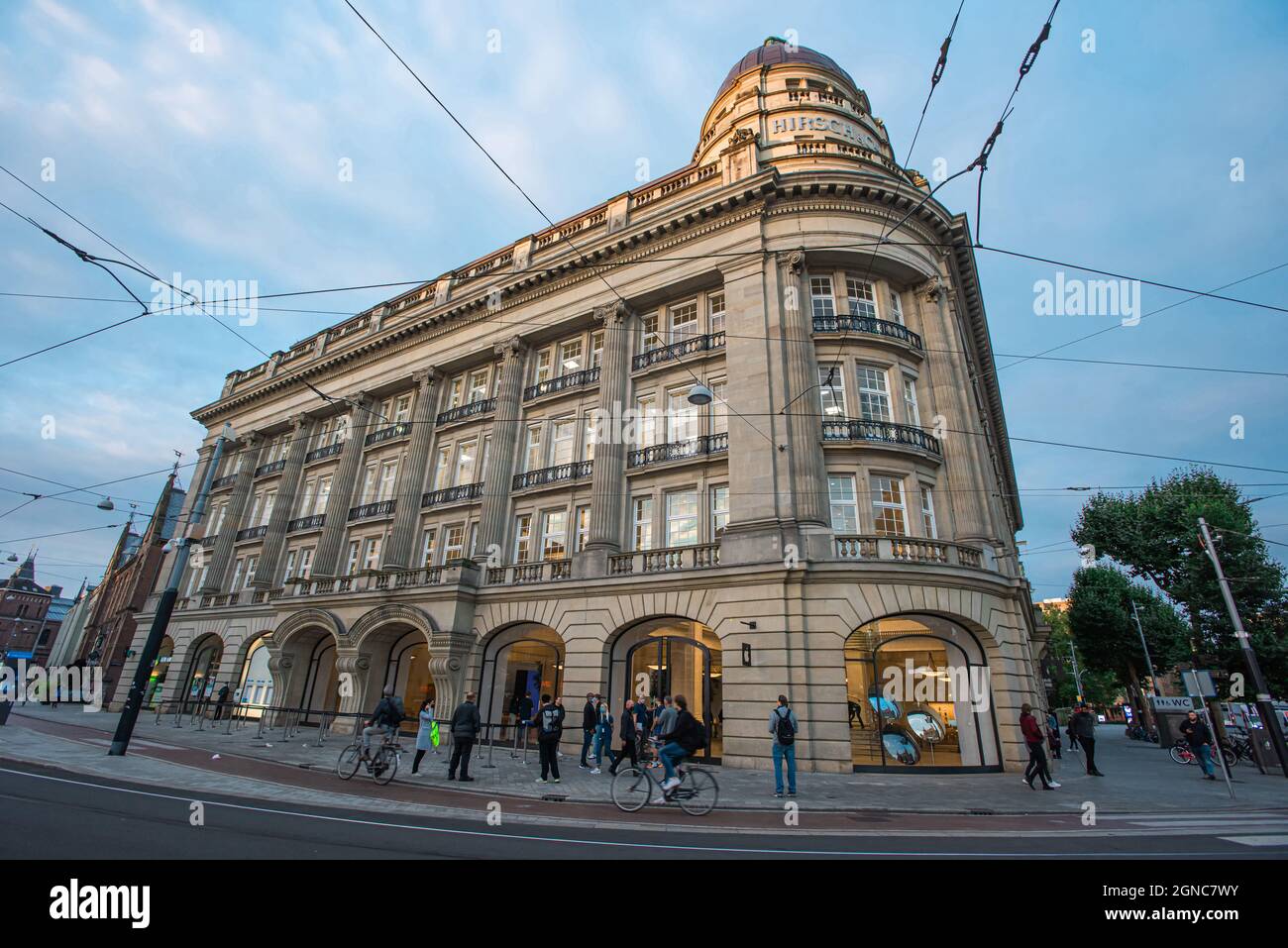 Amsterdam, Paesi Bassi. 24 settembre 2021. Apple Store, Leidseplein, Amsterdam, Paesi Bassi. Venerdì 24 settembre, 2021. Gli acquirenti del primo mattino presso il negozio 'Apples' di Amsterdam, arrivano presto prima dell'apertura dei negozi, per effettuare i loro ordini per Apples nuovo cellulare 'iPhone 13 Series', sul suo lancio ufficiale mondiale.: Ordina oggi e colleziona domani. Credit: Charles M Vella/SOPA Images/Alamy Live News Foto Stock